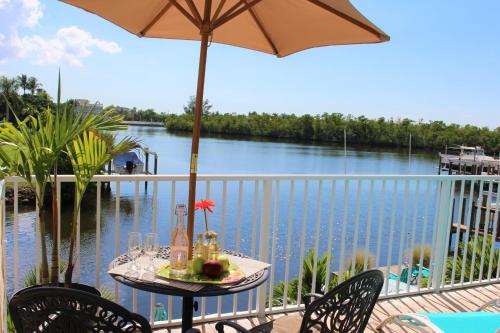 Pandangan, Latitude 26 Waterfront Boutique Resort in Naples (FL)