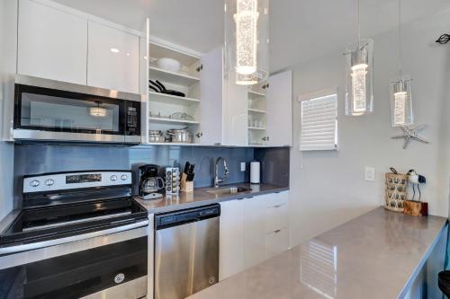 Oceanfront 2 B/R for 6*NEW RENO- SPECTACULAR VIEWS - image 2