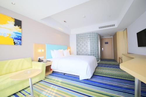 Holiday Inn Express Yingkou Onelong Plaza, an IHG Hotel
