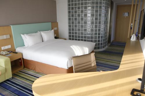 Holiday Inn Express Yingkou Onelong Plaza, an IHG Hotel