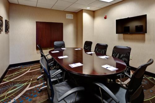 Holiday Inn Express Northwest Maize By IHG - 회의실/연회장