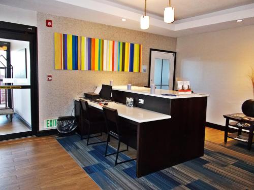 Holiday Inn Express & Suites - Miami an IHG Hotel - main image
