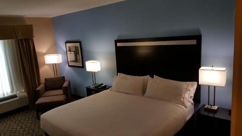 1 king bed, 1 sofa bed