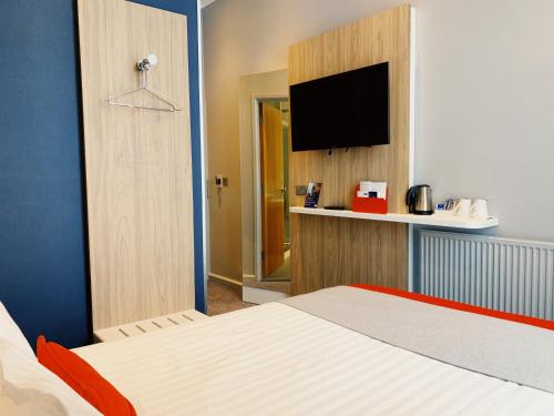 Holiday Inn Express London Victoria an IHG Hotel - main image