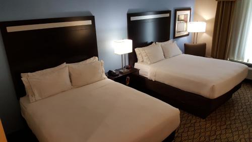 2 queen beds