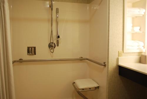 King Room - Mobility Access/Roll in Shower - Non-Smoking