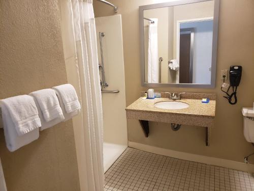 Holiday Inn Express Hotel Pittsburgh-North/Harmarville