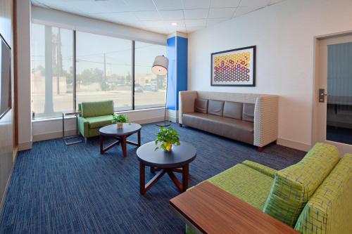 Holiday Inn Express Los Angeles LAX Airport, an IHG Hotel