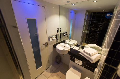 Bathroom, Holiday Inn Express London Stratford in Stratford