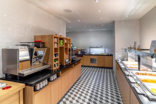 Holiday Inn Express - London Heathrow T4 an IHG Hotel - image 9