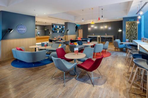 Holiday Inn Express - London Heathrow T4 an IHG Hotel - image 8
