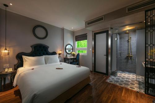 1 queen bed, 2 twin beds