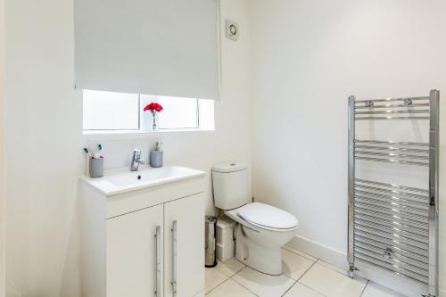 Dartford, Kent - Modern 2Bd 2Bath En-Suite Bungalow M25 Bluewater