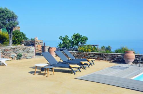 Villa Eliza with a swimming pool and sea view in the area of Otzia, on the island of Kea