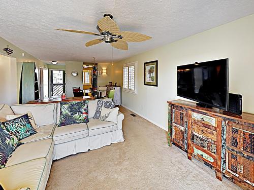 All-Suite Penthouse With Pool Walk To Grand Strand Condo - image 9