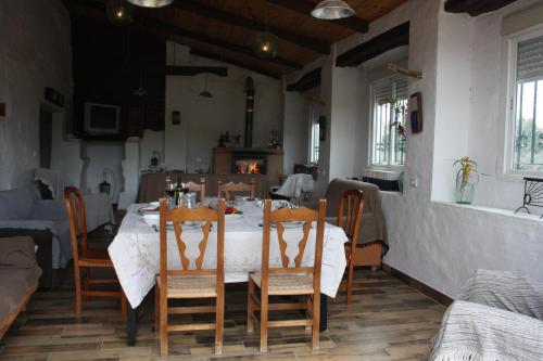 Koplietošanas atpūtas telpa ar TV, Casa Rural Asiento del Rio in Pruna