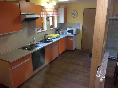 ห้องครัว, Penzion Bouda Tonička (Penzion Bouda Tonicka) in เพค พอด สเนซคู