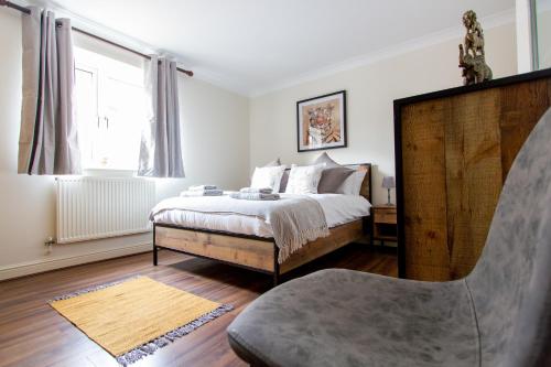 A Chic And Stylish Canal Side Apartment With Terrace, Central To The City, , Cheshire