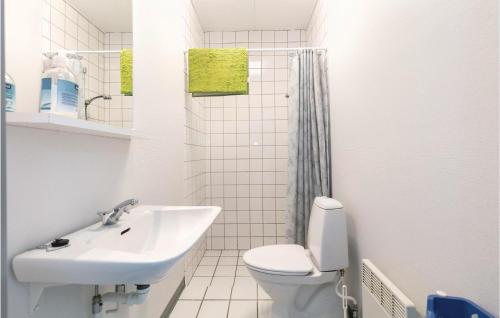 Bathroom, 1 Bedroom Amazing Apartment In Allinge in Allinge