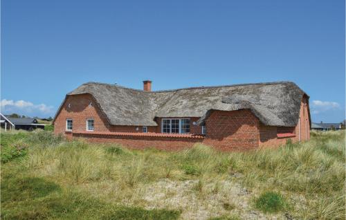 Lovely Home In Ringkøbing With Sauna – khách sạn tại Sondervig
