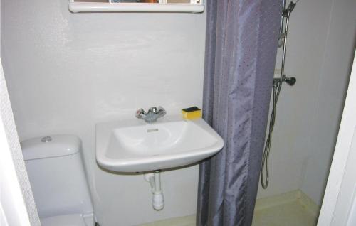 Bathroom, Stunning Apartment In Allinge With Kitchen in Allinge