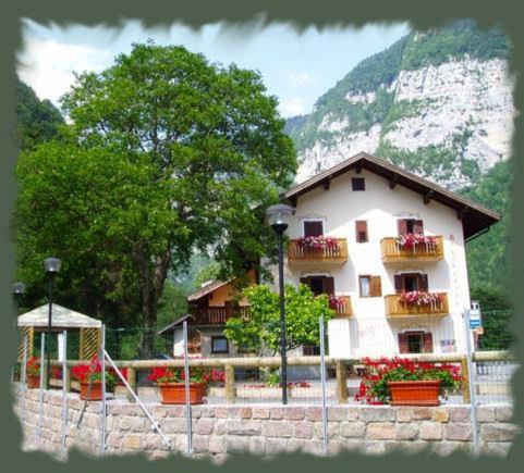 HOTEL AL LAGO - FIERA DI PRIMIERO, Pension in Monte Croce bei Zavena