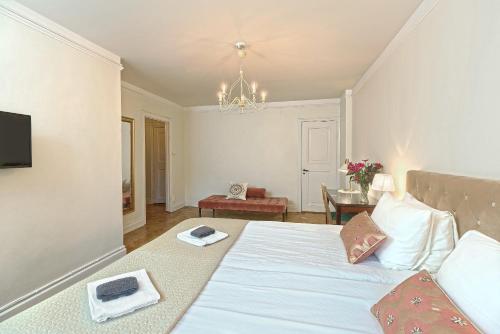 1 queen bed, 1 sofa bed