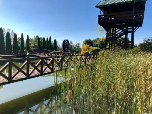 Domek nad stawem