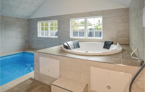 Uima-allas, Amazing Home In Blavand With Sauna in Oksby