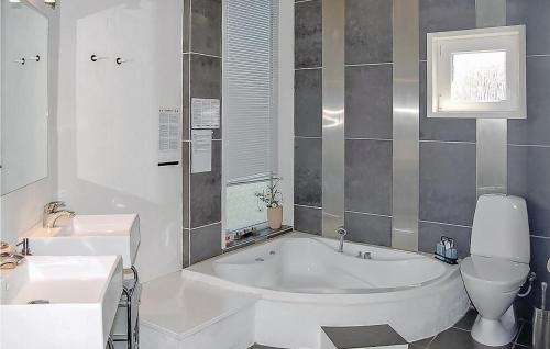  Beautiful Home In Sjlund With 3 Bedrooms, Sauna And Wifi in Hejls