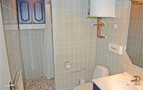 Bathroom, 2 Bedroom Gorgeous Apartment In Vggerlse in Idestrup