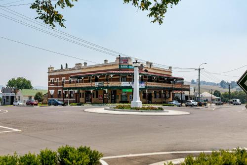 Exterior view, Bank Hotel Dungog in Dungog