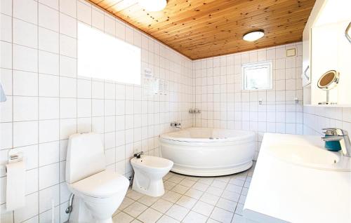 Bathroom, Holiday Home Røkjinkan in Snogebaek