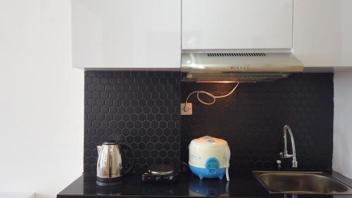 Economic Luxurious Studio Pinewood Apartment Jatinangor near JATOS By Travelio - image 5