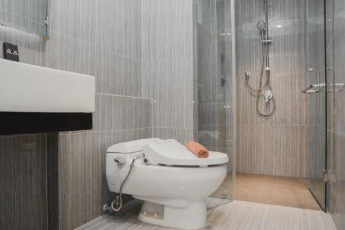 Comfortable Studio Room at Capitol Suites Apartment By Travelio, Yakarta (foto 5)