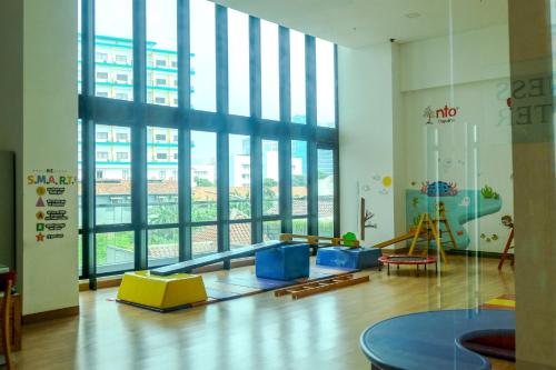 Comfortable Studio Room at Capitol Suites Apartment By Travelio, Yakarta (foto 8)