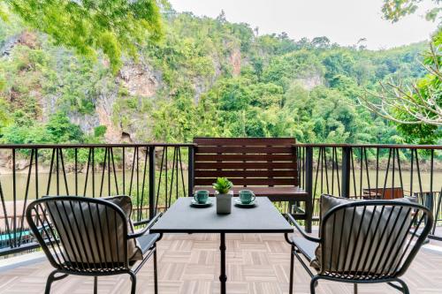 Essen und Erfrischungen, River Kwai Resotel Resort in Kanchanaburi