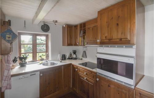 virtuve, Three-Bedroom Holiday Home In Orsted in Udbyhoj