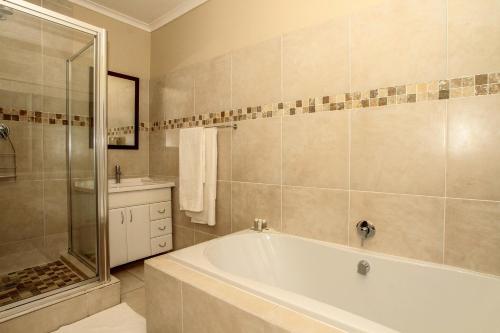 Chartwell Guest House Room Type - Standard Queen Room
