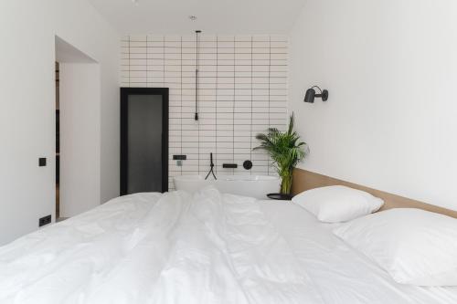 1 queen bed, 1 sofa bed