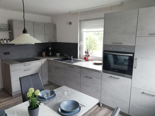 virtuve, Ferienwohnung Christiane - neue, moderne Ferienwohnung mit Blick ins Grüne (Ferienwohnung Christiane - neue, moderne Ferienwohnung mit Blick ins Grune) in Abtsteinach