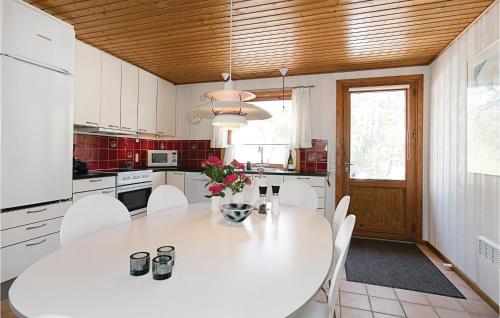 Kitchen, Holiday Home Røkjinkan in Snogebaek