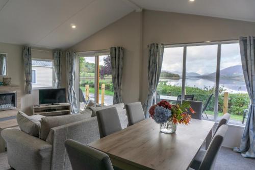 Deluxe Lochside Three-Bedroom Chalet (no pets) 