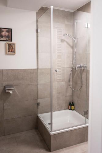Genusshotel Krone & Roadtrips bei Basel Room Type - Comfort Triple Room with Air Conditioning Genusshotel Krone & Roadtrips bei Basel Room Type - Comfort Triple Room with Air Conditioning