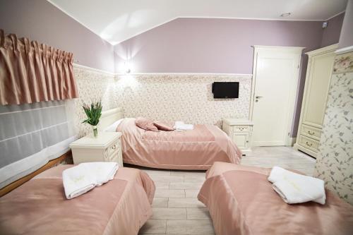 3 twin beds