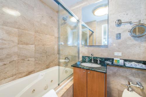 One-Bedroom Suite with Two Queen Beds image 4