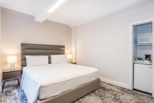 Standard King Room image 4