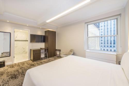 Standard King Room image 3