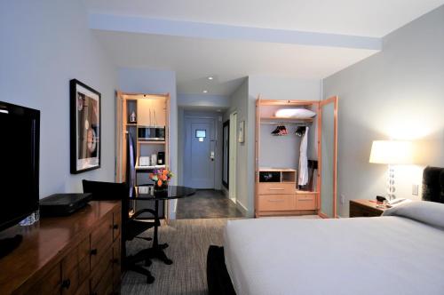 Standard King Room image 10