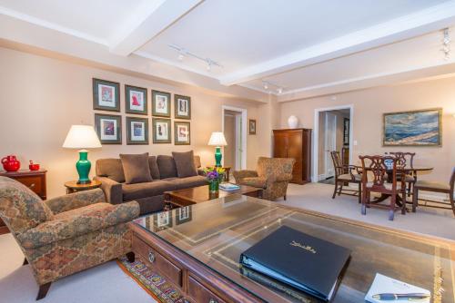 One-Bedroom Suite with Two Queen Beds image 8